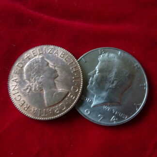 Engelse penny met halve dollar munt zijde met halve dollar shell (kop zijde)