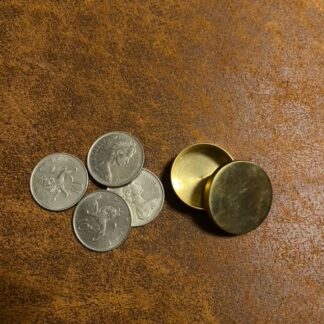 Messing Okito box met Engelse munten