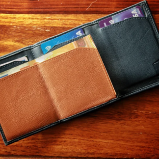 The Hi-Jak Wallet (Gimmick and Online Instructions) by Secret Tannery (peek wallet)